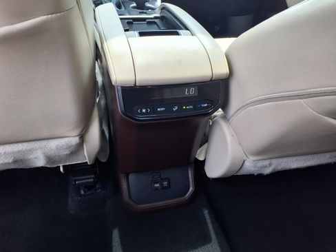 Used 2020 Toyota Highlander XLE FWD image 16