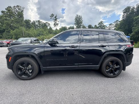 Used 2025 Jeep Grand Cherokee Altitude AWD/4WD image 8