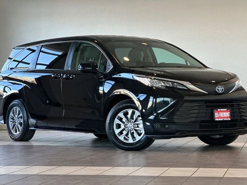 Certified 2023 Toyota Sienna LE image 2