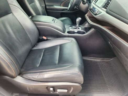 Used 2019 Toyota Highlander XLE FWD image 14