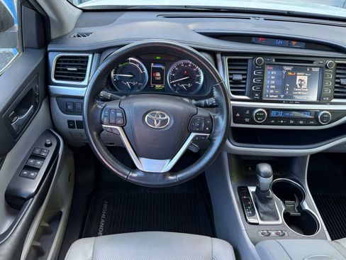 Used 2017 Toyota Highlander Limited AWD/4WD image 16