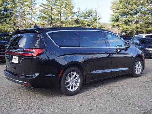 Used 2023 Chrysler Pacifica Touring-L image 12