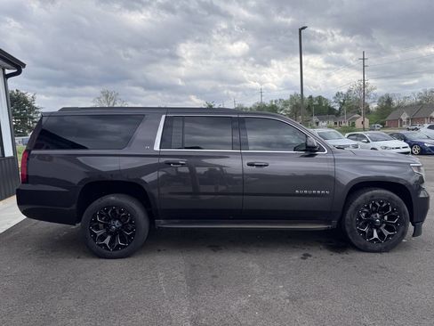 Used 2018 Chevrolet Suburban LT image 6