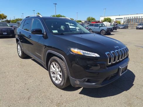 Used 2018 Jeep Cherokee Latitude Plus FWD image 1