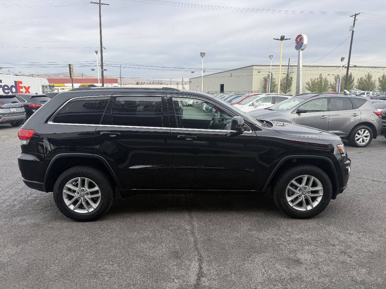 Used 2018 Jeep Grand Cherokee Laredo AWD/4WD image 4