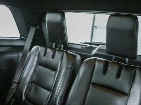 Used 2019 Ford Explorer XLT w/ Equipment Group 202A FWD image 25