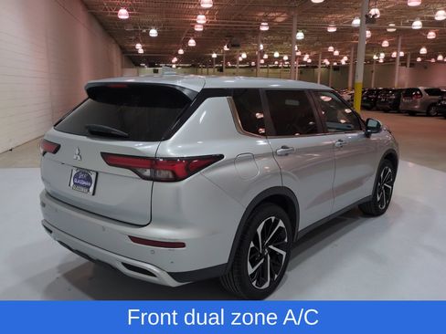 Used 2024 Mitsubishi Outlander SE AWD/4WD image 3
