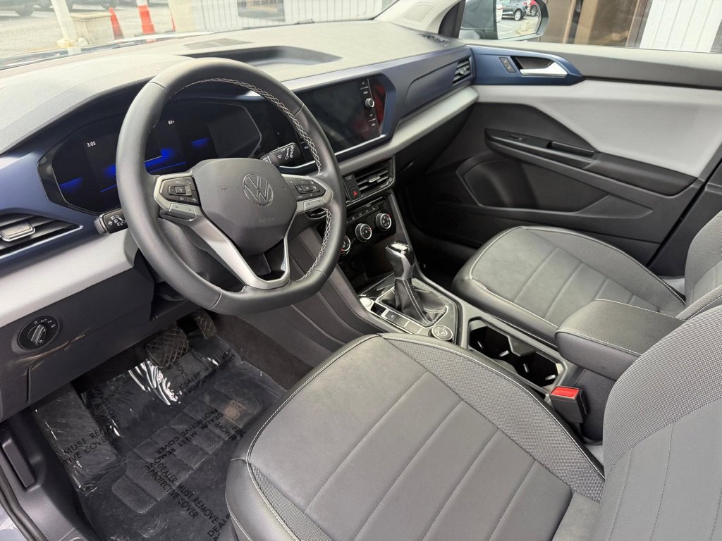 Used 2023 Volkswagen Taos SE w/ Panoramic Sunroof Package AWD/4WD image 17