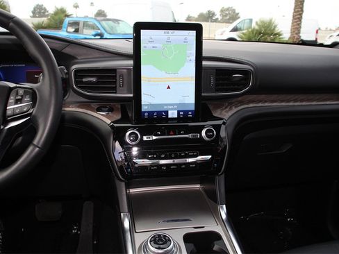 Certified 2022 Ford Explorer Platinum w/ Equipment Group 601A image 18