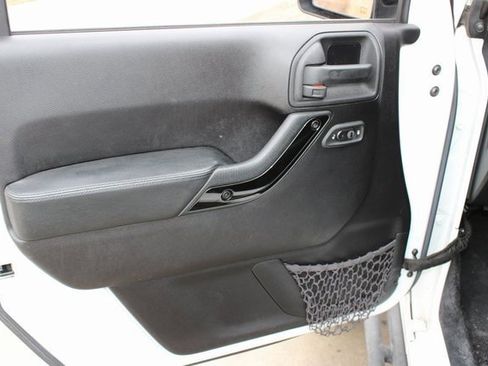 Used 2015 Jeep Wrangler Unlimited Sahara image 16