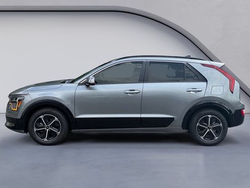 Used 2023 Kia Niro FWD image 2