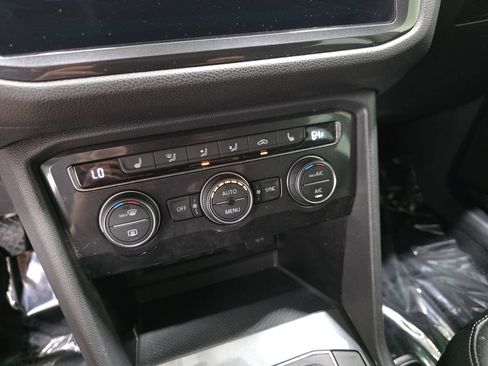 Used 2018 Volkswagen Tiguan SE AWD/4WD image 24