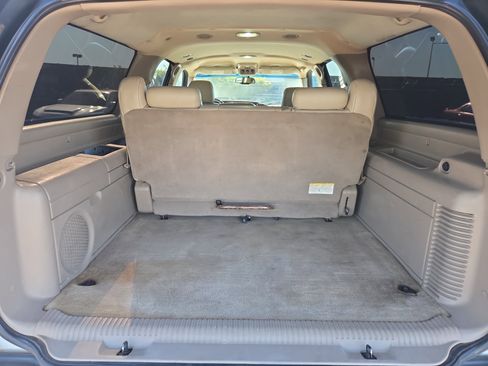Used 2005 Chevrolet Suburban LT w/ Preferred Equipment Group RWD image 14