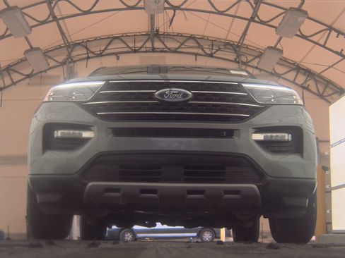Used 2023 Ford Explorer XLT w/ Equipment Group 202A RWD image 2
