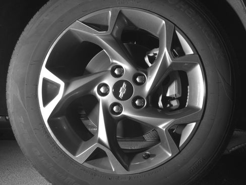 Used 2025 Chevrolet Trax LT FWD image 13