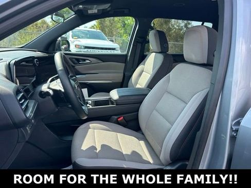 Used 2025 Chevrolet Traverse LT FWD image 14