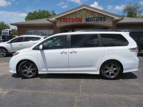 Used 2017 Toyota Sienna SE image 8