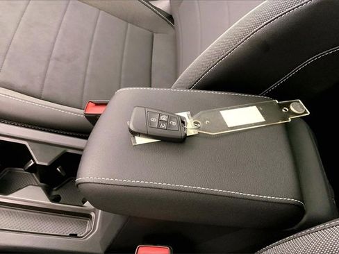 Used 2024 Volkswagen Taos SE image 11