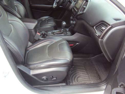 Used 2019 Jeep Cherokee Trailhawk AWD/4WD image 11