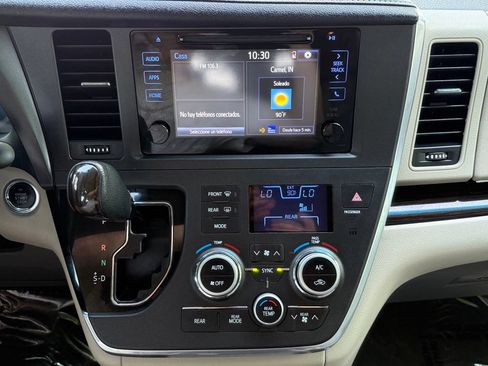 Used 2017 Toyota Sienna XLE FWD image 34