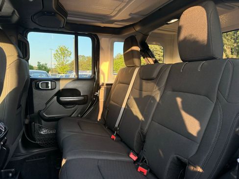 Used 2018 Jeep Wrangler Unlimited Sport S AWD/4WD image 24