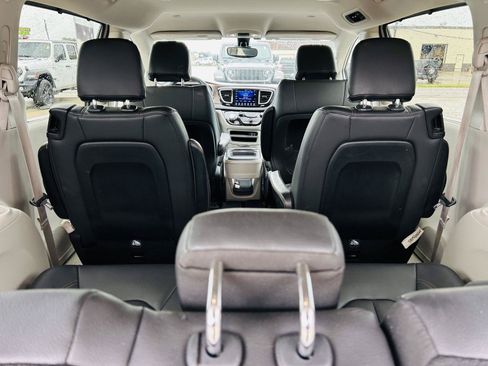 Used 2017 Chrysler Pacifica Touring-L FWD image 28