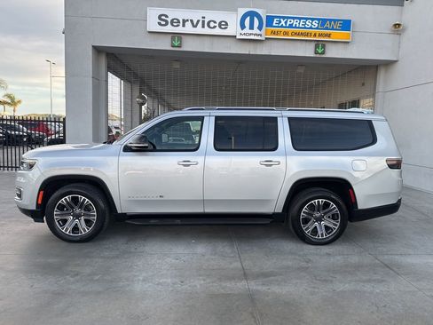 Used 2024 Jeep Wagoneer L Series II w/ Flexible Seating Group AWD/4WD image 5