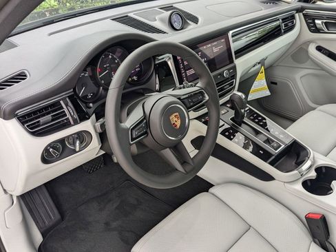 Certified 2025 Porsche Macan image 4