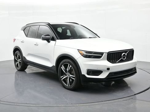 Used 2020 Volvo XC40 T4 R-Design image 4