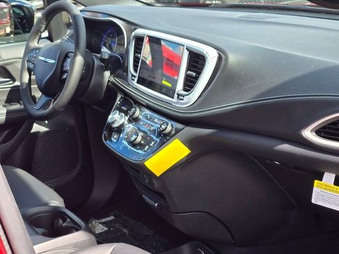 New 2026 Chrysler Pacifica Select w/ S Appearance Package image 6