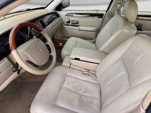 Used 2010 Lincoln Town Car Signature Limited RWD image 12