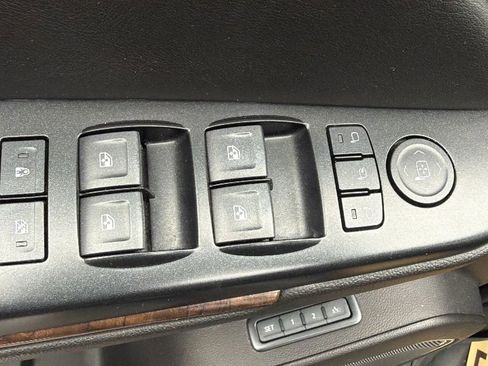 Used 2017 Chevrolet Suburban LT image 19