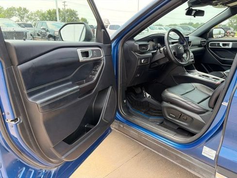 Used 2020 Ford Explorer XLT w/ Equipment Group 202A AWD/4WD image 9