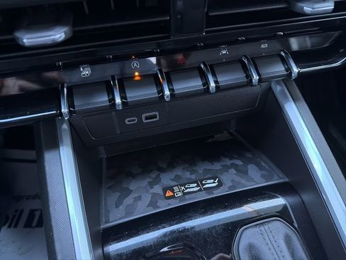 Used 2024 Chevrolet Colorado LT w/ LT Convenience Package II image 33