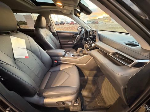 Used 2026 Toyota Highlander Limited image 31