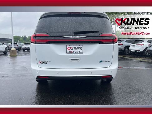 Used 2023 Chrysler Pacifica Touring-L FWD image 8