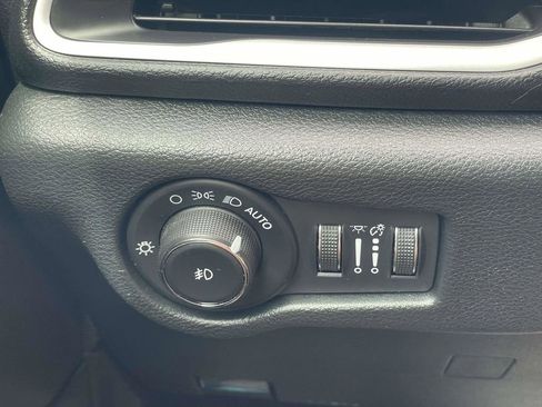 Used 2025 Chrysler Pacifica Select FWD image 25