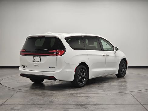 Used 2022 Chrysler Pacifica Limited w/ S Appearance Package FWD image 8