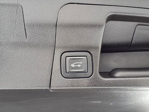 Used 2023 GMC Acadia SLE w/ Driver Convenience Package image 8