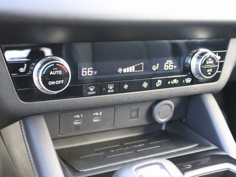 Used 2025 Mitsubishi Outlander SE image 16