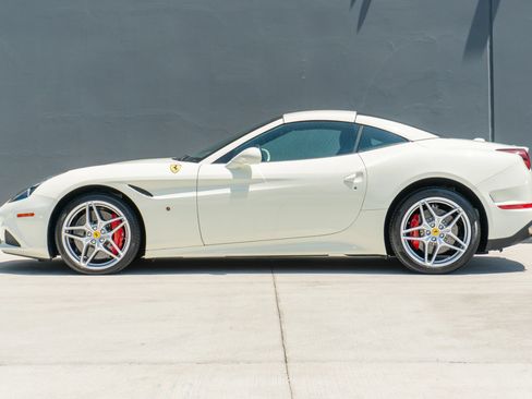 Used 2017 Ferrari California T RWD image 2