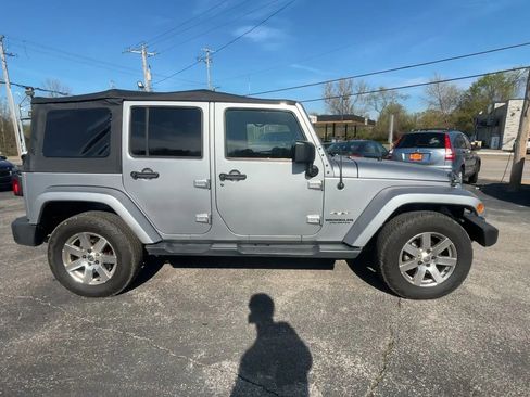 Used 2017 Jeep Wrangler Unlimited Sahara w/ Connectivity Group AWD/4WD image 9