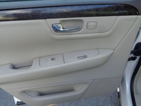 Used 2011 Cadillac DTS Luxury FWD image 25