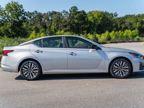 Used 2025 Nissan Altima 2.5 SV FWD image 8