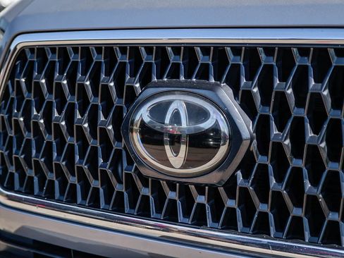 Used 2019 Toyota Tacoma TRD Sport w/ Technology Package image 11