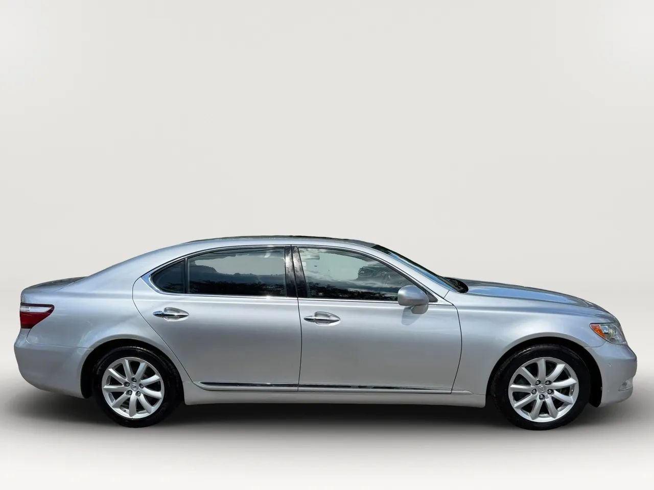 Used 2007 Lexus LS 460 L w/ Luxury Pkg RWD image 2