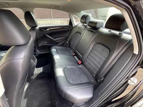Used 2015 Volkswagen Passat TDI SEL Premium image 25