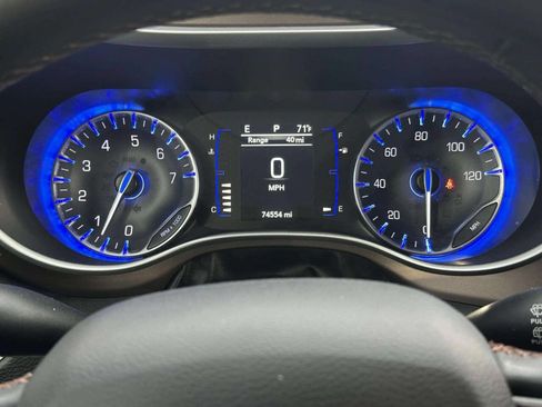 Used 2018 Chrysler Pacifica Touring-L FWD image 26