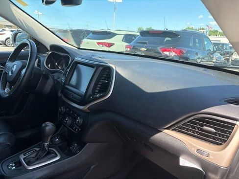 Used 2017 Jeep Cherokee Limited w/ Luxury Group AWD/4WD image 25