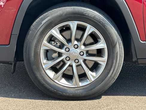 Used 2019 Jeep Cherokee Latitude Plus w/ Comfort/Convenience Group AWD/4WD image 25
